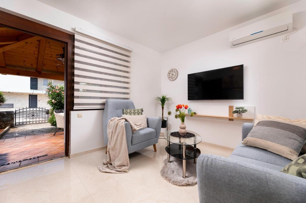 Apartman "Ela" Njivice Exteriér fotografie