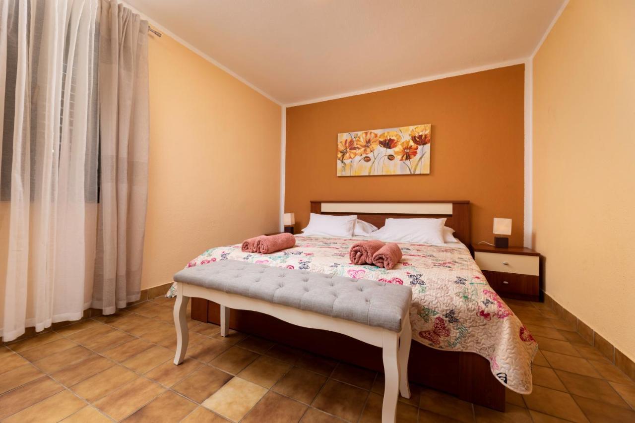 Apartman "Ela" Njivice Exteriér fotografie